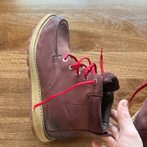 Sorel Men\'s Dark Brown Boots with Red Laces Waterproof
